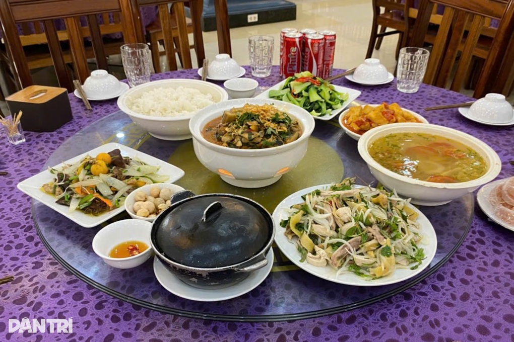 Vợ chồng chủ nhà hàng nấu hàng trăm suất cơm tiếp sức công nhân môi trường - 2 Vợ chồng chủ nhà hàng nấu hàng trăm suất cơm tiếp sức công nhân môi trường - 2