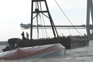 Xem ảnh trục vớt tàu chở 500 tấn xi măng đắm trên sông Hậu 