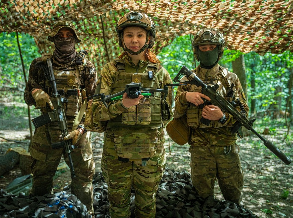 Quân đội Ukraine lần đầu mở chiến dịch tuyển mộ nữ giới - 1 Quân đội Ukraine lần đầu mở chiến dịch tuyển mộ nữ giới - 1