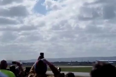 Úc "náo loạn" vì 50.000 người xem siêu vận tải cơ