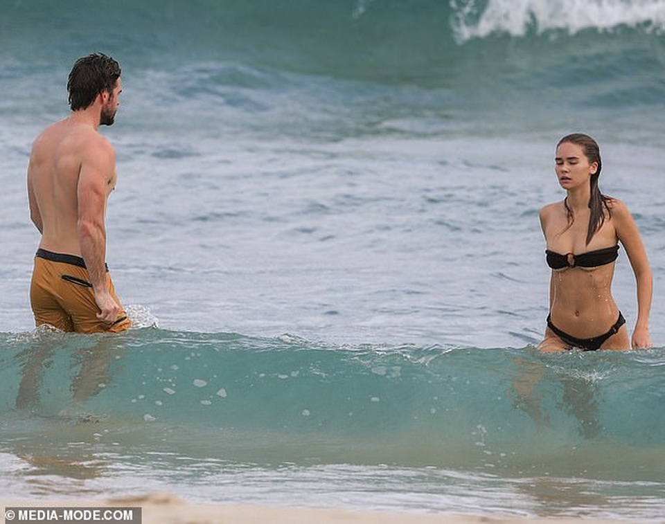 Liam Hemsworth đi tắm biển cùng bạn gái gợi cảm - 2 Liam Hemsworth đi tắm biển cùng bạn gái gợi cảm - 2