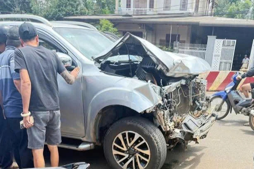 Người dân vây bắt tài xế điều khiển xe bán tải ủi 2 phương tiện rồi bỏ chạy - 2 Người dân vây bắt tài xế điều khiển xe bán tải ủi 2 phương tiện rồi bỏ chạy - 2