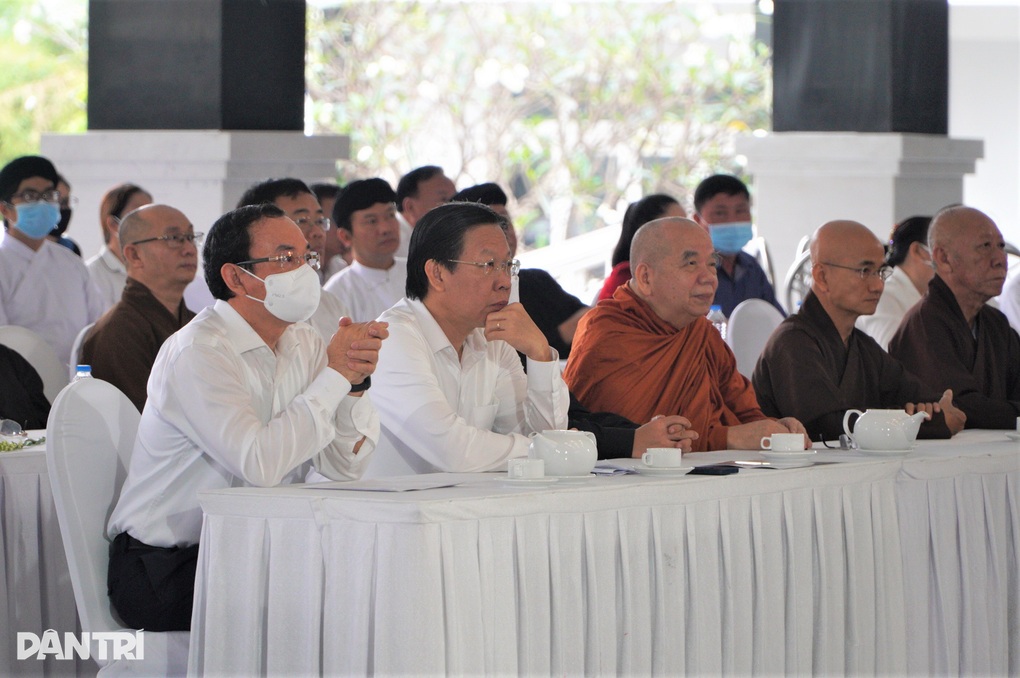 Người thân rơi nước mắt tại lễ tưởng niệm cán bộ, chiến sĩ mất do Covid-19 - 1