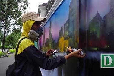 Vẽ “áo mới” cho những bức tường cũ kỹ ở Sài Gòn