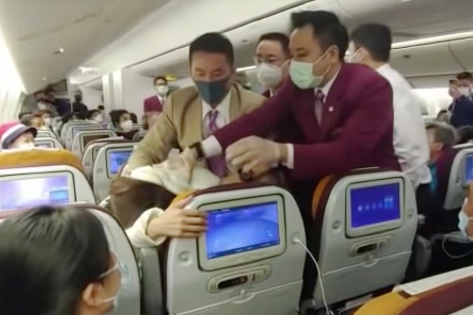 Ho vào người tiếp viên hàng không, một phụ nữ Trung Quốc bị khống chế - 1 Ho vào người tiếp viên hàng không, một phụ nữ Trung Quốc bị khống chế - 1