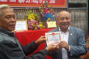 PGS-TS Nguyễn Văn Thạch tặng 50 triệu đồng đến Quỹ Khuyến học quê hương