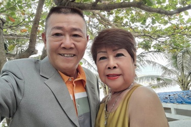 Nghệ sĩ Vũ Thanh đau xót khi vợ hơn 11 tuổi qua đời sau 30 phút rời viện