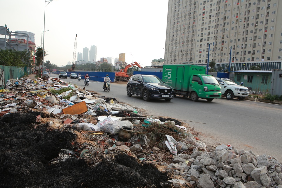 Tuyến đường huyết mạch nối 3 quận nội thành Hà Nội ngập trong rác thải - 10 Tuyến đường huyết mạch nối 3 quận nội thành Hà Nội ngập trong rác thải - 10