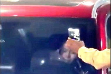 Nữ tài xế hít bóng cười trên xe, “lơ” hiệu lệnh của cảnh sát giao thông