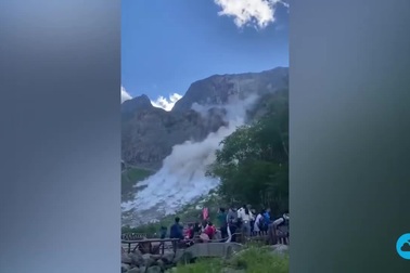 Du khách hốt hoảng bỏ chạy tán loạn khi thảm họa xảy ra bất ngờ