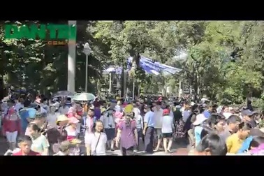 Khu vui chơi chật cứng người ngày đầu năm