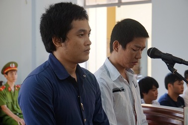 Nhậu say rồi kéo nhau đi đánh cảnh sát giao thông