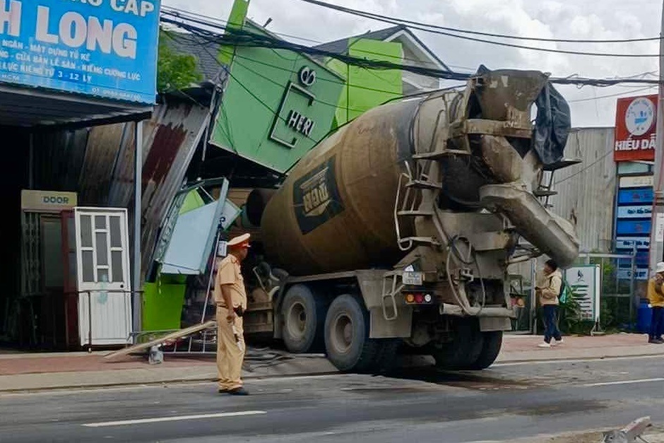 Xe bồn lao vào tiệm làm tóc bên đường ở TPHCM - 1