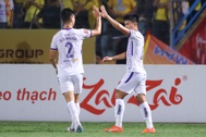 Tuấn Hải lập công giúp CLB Hà Nội chiếm ngôi đầu bảng V-League