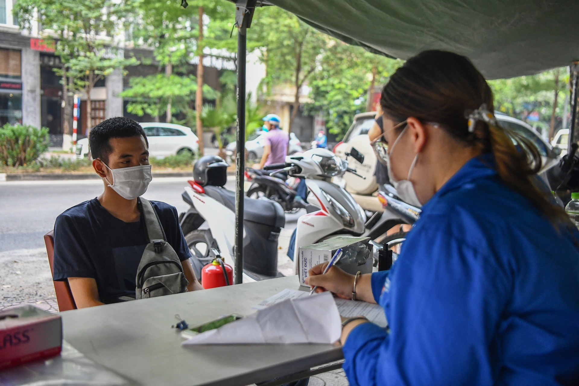 Tài xế ngao ngán quay đầu xe, không thể qua chốt kiểm soát dịch ở Hà Nội - 8 Tài xế ngao ngán quay đầu xe, không thể qua chốt kiểm soát dịch ở Hà Nội - 8