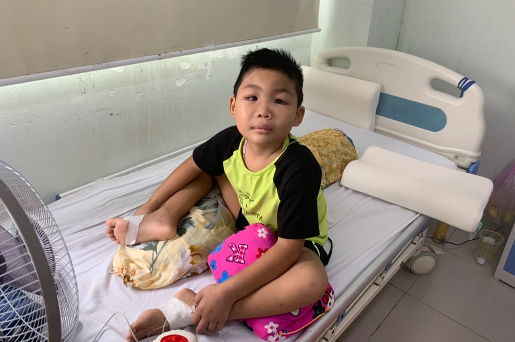 Bé trai 8 tuổi biến dạng khuôn mặt vì ung thư máu, xin mẹ về nhà chịu đau - 5 Bé trai 8 tuổi biến dạng khuôn mặt vì ung thư máu, xin mẹ về nhà chịu đau - 5