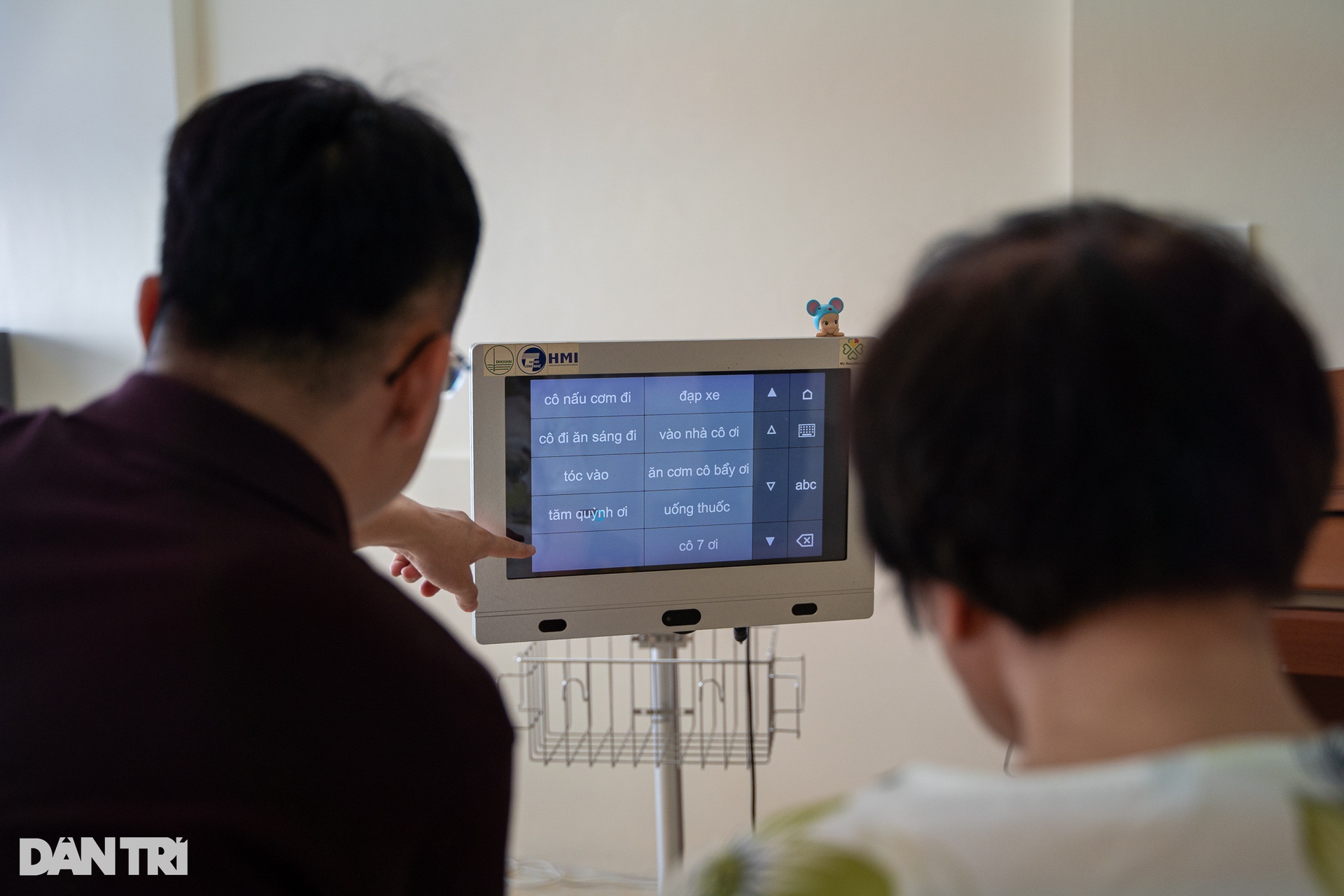 Cơ thể đóng băng vì bệnh hiểm, nữ nhà báo dùng đôi mắt làm điều kỳ diệu - 9 Cơ thể đóng băng vì bệnh hiểm, nữ nhà báo dùng đôi mắt làm điều kỳ diệu - 9