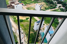 20 cảnh sát giải cứu cô gái trẻ định nhảy lầu chung cư tự tử