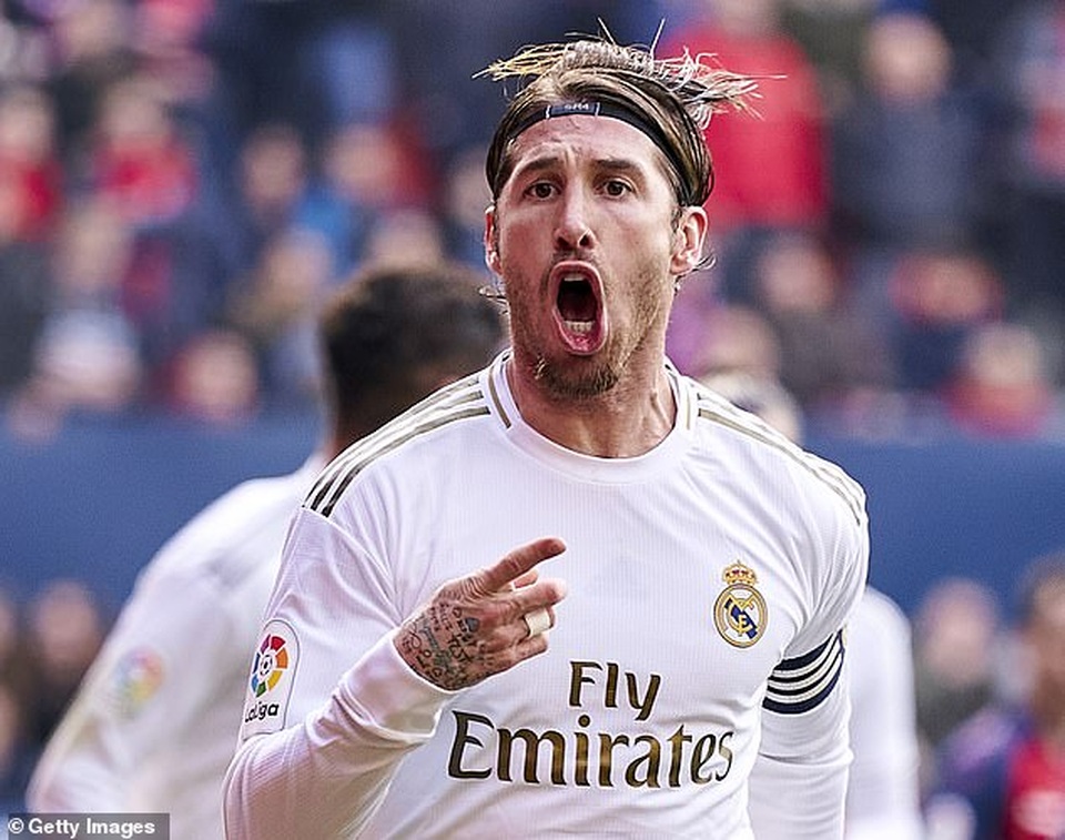Cổ động viên Osasuna ném bật lửa về phía Ramos - 2 Cổ động viên Osasuna ném bật lửa về phía Ramos - 2