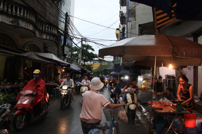 Hà Nội sáng nay trời tối đen, nhiều tuyến đường ùn tắc - Ảnh 6.