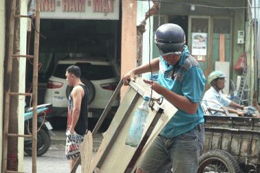 Người dân bàn giao mặt bằng để mở rộng đường, giảm kẹt xe ở TPHCM