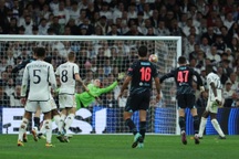 HLV Ancelotti thừa nhận cảm thấy sốc trước 2 siêu phẩm của Man City