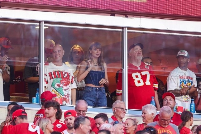 Taylor Swift tình tứ, gợi cảm bên bạn trai sau tin đồn hợp đồng chia tay - 4