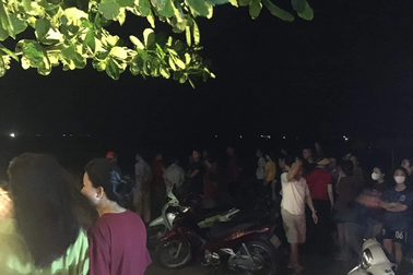 Ra biển tắm cùng người thân, 2 học sinh đuối nước tử vong