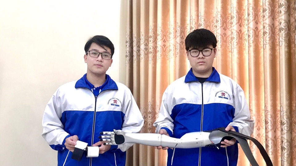 Sự kiên trì của đôi bạn chế tạo Cánh tay Robot đoạt giải KHKT quốc tế - 1 Sự kiên trì của đôi bạn chế tạo Cánh tay Robot đoạt giải KHKT quốc tế - 1