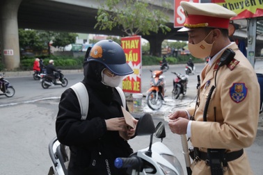 CSGT Hà Nội nói về việc xử lý người vi phạm cố tình giấu giấy phép lái xe