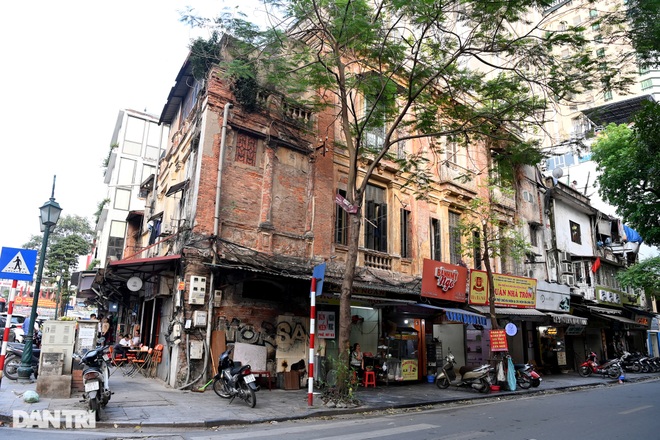 Biệt thự cổ trên đất vàng Hà Nội xuống cấp, bỏ hoang, dùng làm bãi trông xe - 3 Biệt thự cổ trên đất vàng Hà Nội xuống cấp, bỏ hoang, dùng làm bãi trông xe - 3