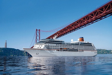 Tàu siêu sang Columbus 2 lần đầu cập cảng Sài Gòn