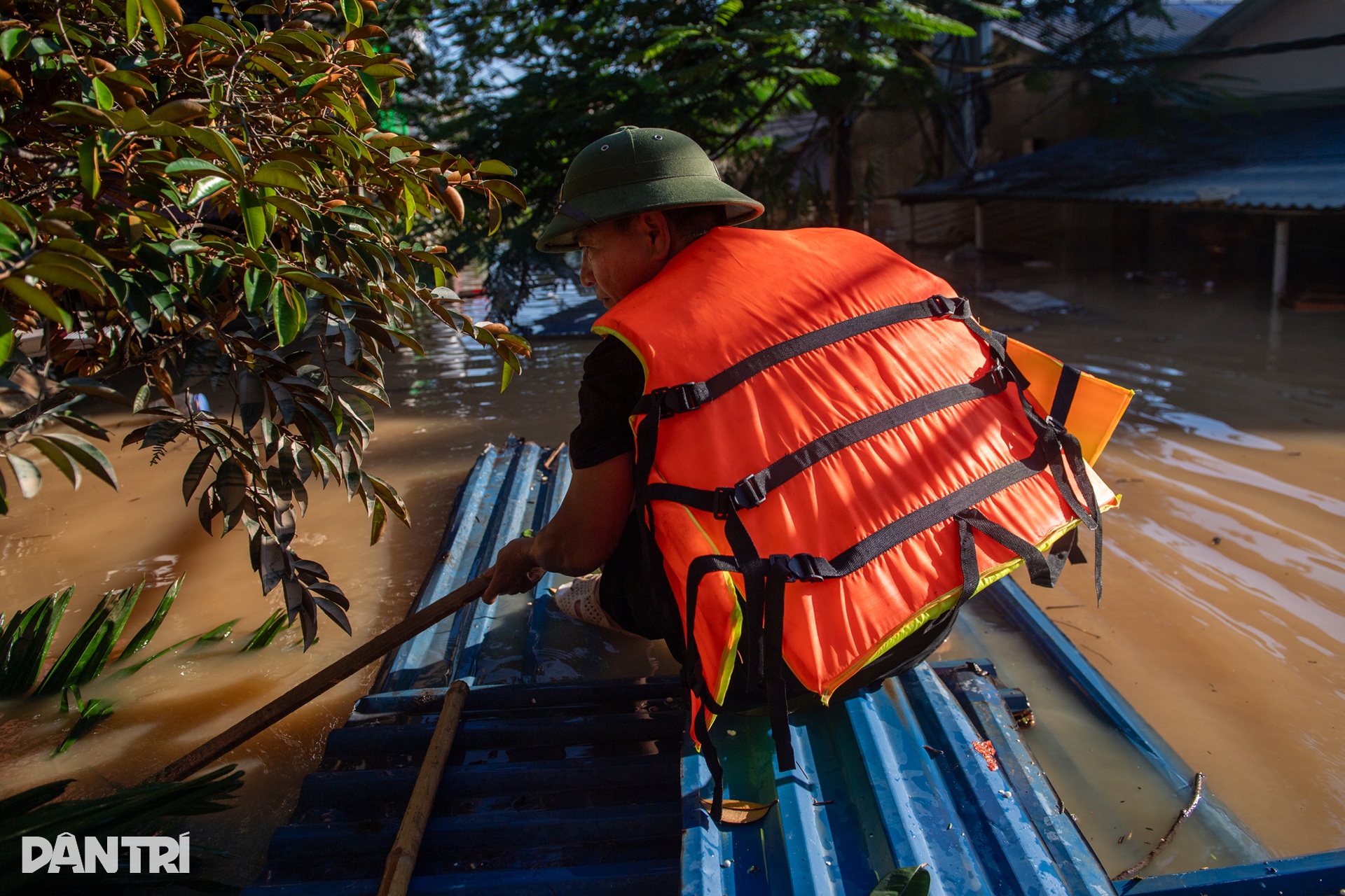 Tình cảnh bị cô lập giữa rốn lũ vô vàn khó khăn của người dân Thái Nguyên - 6 Tình cảnh bị cô lập giữa rốn lũ vô vàn khó khăn của người dân Thái Nguyên - 6