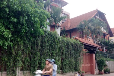 Hàng rào biệt thự xanh mướt, lãng mạn của đại gia