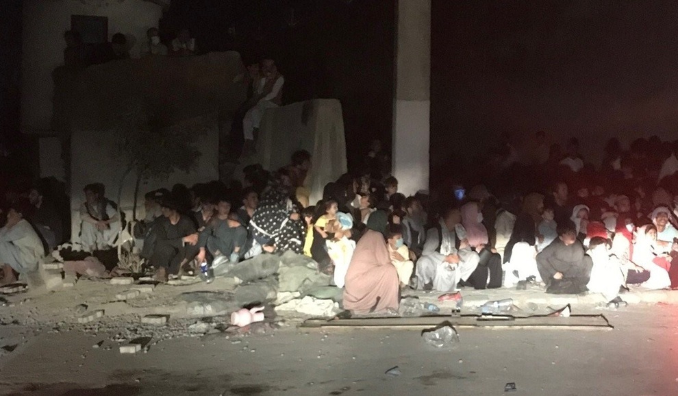 Con đường nguy hiểm đến sân bay Kabul qua lời kể của nữ phóng viên Ấn Độ - 1 Con đường nguy hiểm đến sân bay Kabul qua lời kể của nữ phóng viên Ấn Độ - 1