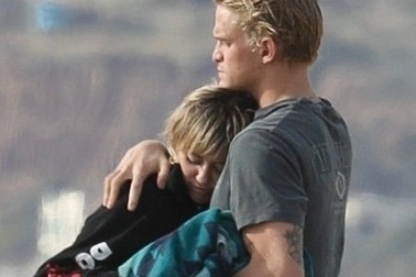 Miley Cyrus tình tứ bồ trẻ trên biển