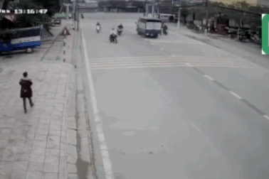 Trích xuất camera truy tìm thanh niên tông cô gái ngã nhào rồi bỏ chạy