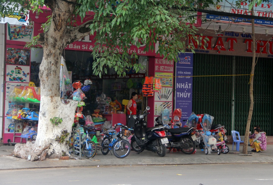 Ngỡ “thoát lệnh cấm”, hàng loạt cửa hàng vội mở cửa kinh doanh - 8 Ngỡ “thoát lệnh cấm”, hàng loạt cửa hàng vội mở cửa kinh doanh - 8