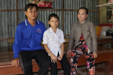 Con gái mắc bệnh hiểm nghèo, nhà sắp sập cũng không dám sửa