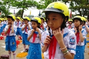Trao 4.000 mũ bảo hiểm cho học sinh tiểu học