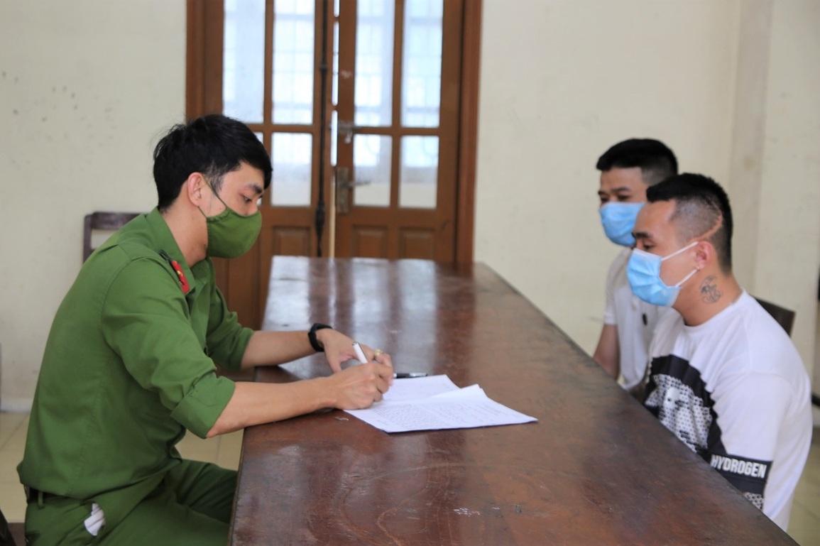 Hai thanh niên trộm logo ô tô ở Ninh Bình mang ra chợ Trời bán - 2 Hai thanh niên trộm logo ô tô ở Ninh Bình mang ra chợ Trời bán - 2