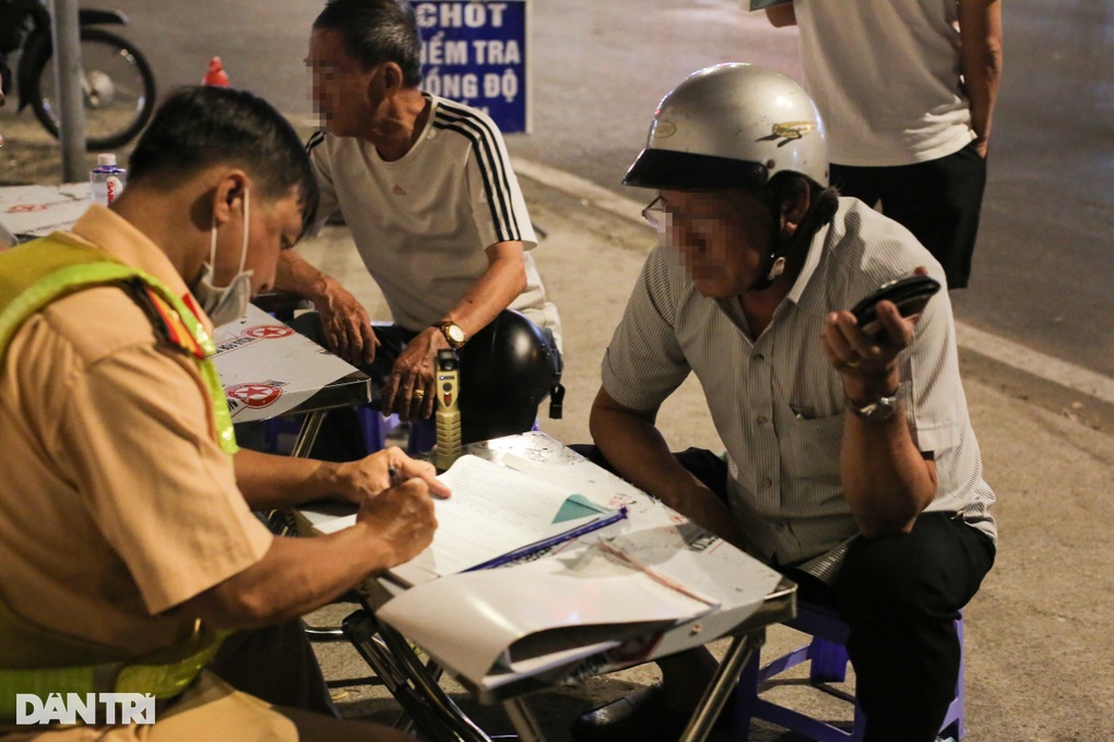 Người vi phạm nồng độ cồn: Tôi không ngờ CSGT vào hẻm kiểm tra - 3 Người vi phạm nồng độ cồn: Tôi không ngờ CSGT vào hẻm kiểm tra - 3