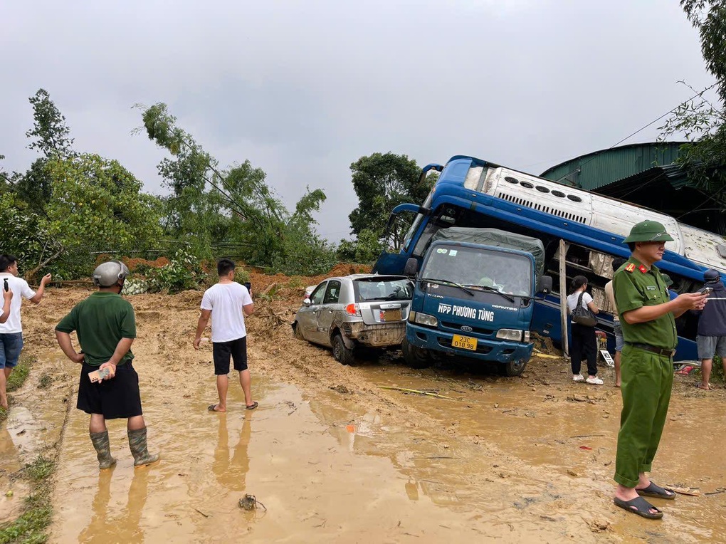Sạt lở ở Hà Giang: Tài xế kể phút thoát chết, xe văng xa 20m kẹt ở khe suối - 4 Sạt lở ở Hà Giang: Tài xế kể phút thoát chết, xe văng xa 20m kẹt ở khe suối - 4