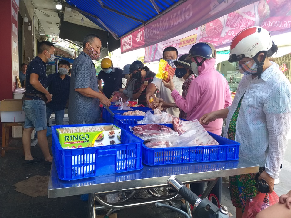 Dân đổ xô mua thực phẩm tích trữ, chính quyền Đà Nẵng khuyến cáo gì? - 2 Dân đổ xô mua thực phẩm tích trữ, chính quyền Đà Nẵng khuyến cáo gì? - 2