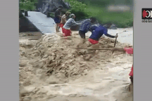 Clip: Kinh hoàng cảnh nhóm người cố vượt sông giữa lũ lớn