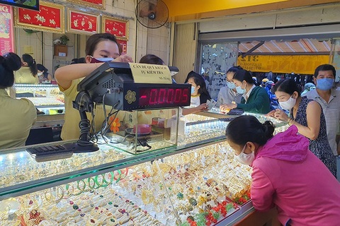 Mua bán vàng kiểu "đi đêm", lợi bất cập hại