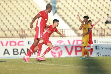 Văn Đức bị khóa chặt, SL Nghệ An gục ngã trước CLB Viettel