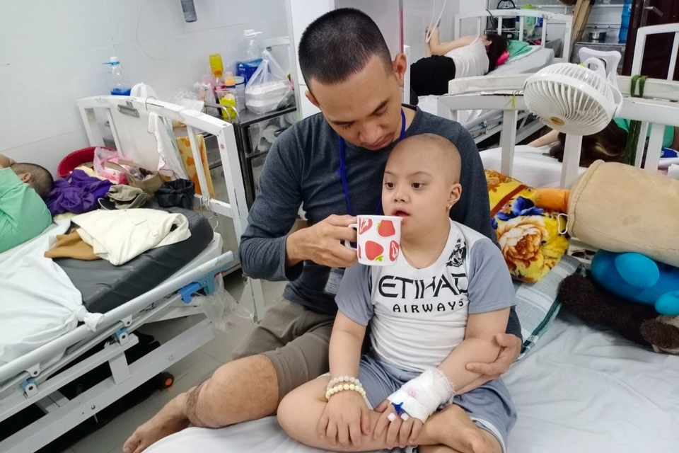 Xót xa số phận bé gái nghèo nguy cơ phải cưa chân vì u xương quái ác - 2 Xót xa số phận bé gái nghèo nguy cơ phải cưa chân vì u xương quái ác - 2