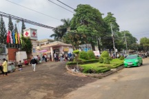 Đang chơi đá bóng trên sân, một thanh niên bị đột tử