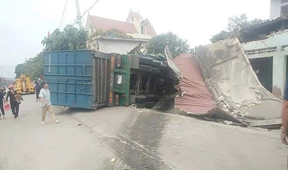 Xe container đâm sập 3 nhà dân, nhiều người may mắn thoát chết - 2 Xe container đâm sập 3 nhà dân, nhiều người may mắn thoát chết - 2